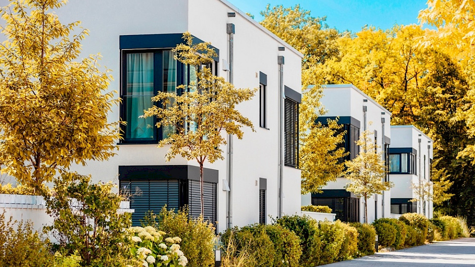 Im Jahresvergleich stiegen die Preise für Einfamilienhäuser um mehr als 7 Prozent, bei den Eigentumswohnungen waren es gut 4 Prozent. (Bild Mariana Serdynska/Shutterstock)