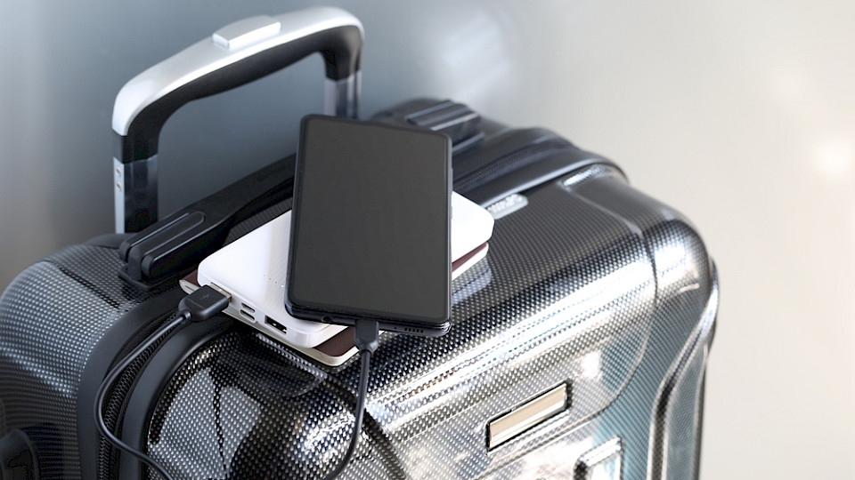 Emirates verbietet den Einsatz von Powerbanks ab Oktober. (Bid Monthira/Shutterstock)