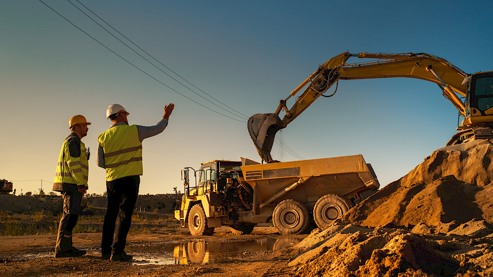 Der deutsche Bau profitiert von hohen Staatsausgaben in die öffentliche Infrastruktur. (Bild: Shutterstock.com/Gorodenkoff)
