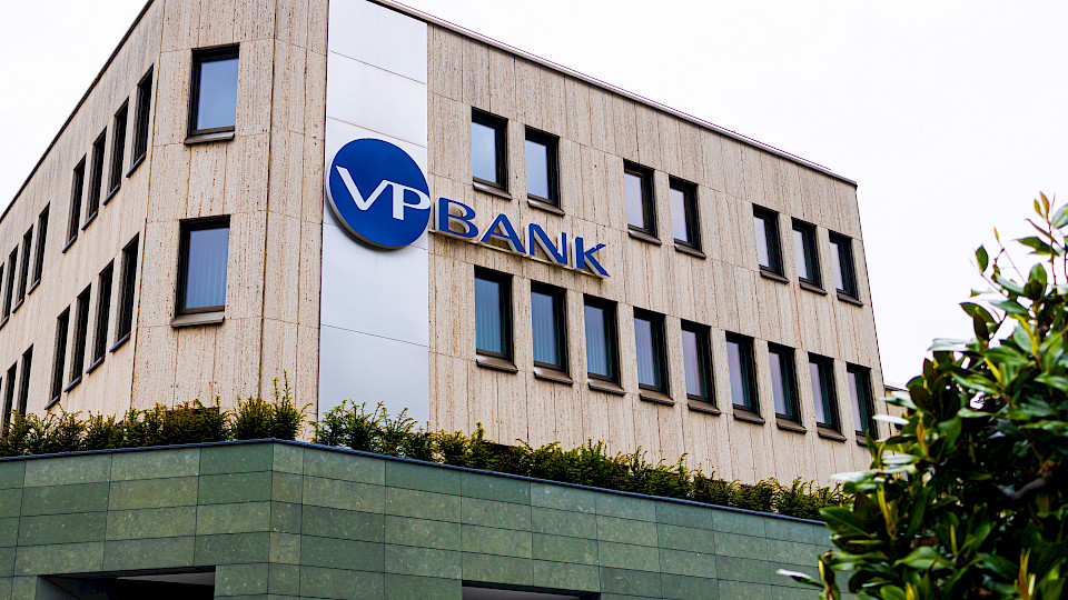 Mit 28,8 Mio. Franken verdiente die Bank im ersten Halbjahr mehr als doppelt so viel wie im Vorjahr. (Bild: Shutterstock.com/Tobias Arhelger)