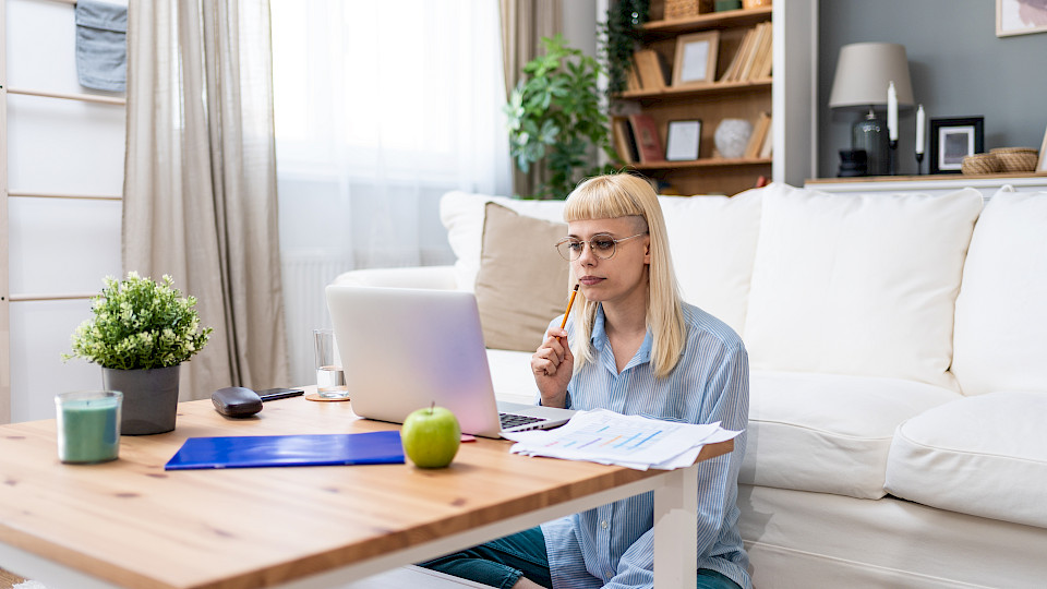 Ein bewusster Umgang mit Geld ist bei vielen auf dem Radar, aber sicher fühlt sich nur eine Minderheit. (Bild: Shutterstock.com/Srdjan Randjelovic)