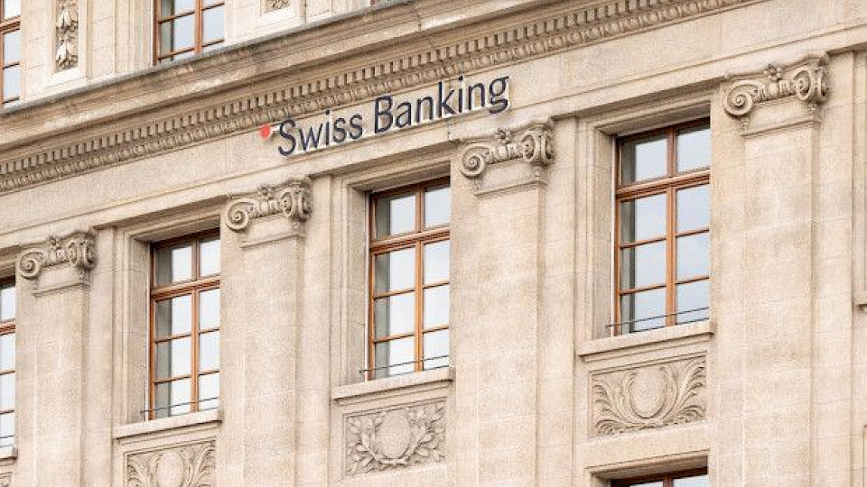 In der ersten Jahreshälfte 2025 ging gemäss der Umfrage der Bankenvereinigung der Personalbestand bei den Banken um 1,7 Prozent zurück. Jedoch erfolgte der Rückgang der Beschäftigung ausschliesslich im Ausland, während sie im Inland stabil blieb. (Bild pd)