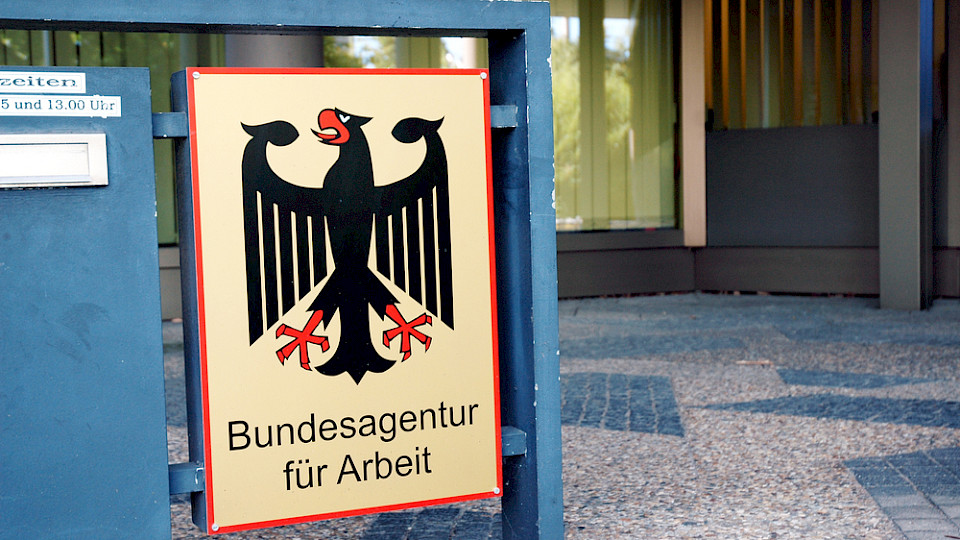 Die Bundesagentur für Arbeit meldet erstmals seit 10 Jahren wieder über 3 Millionen Menschen ohne Arbeit. (Bild nitpicker/Shutterstock)