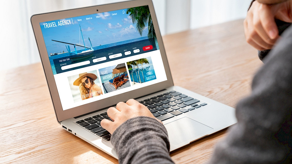 Unter anderem sind die Preise für Pauschalreisen ins Ausland, Parahotellerie und Luftverkehr zuletzt gesunken. (Bild Summit Art Creations/Shutterstock)