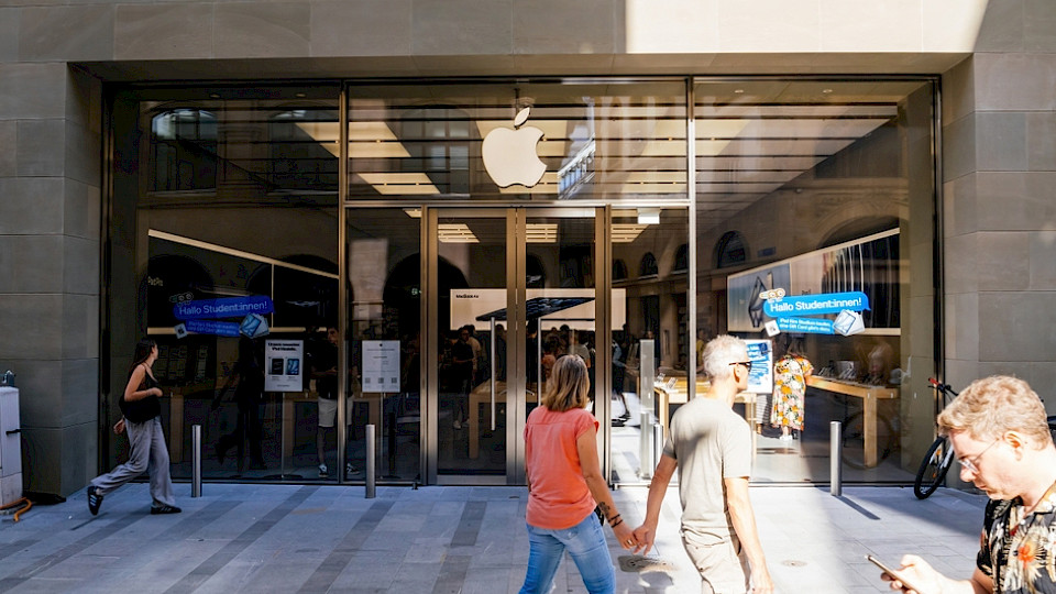 Schweizer Konsumentinnen und Konsumenten sind deutlich vorsichtiger geworden. (Bild Hadrian/Shutterstock)