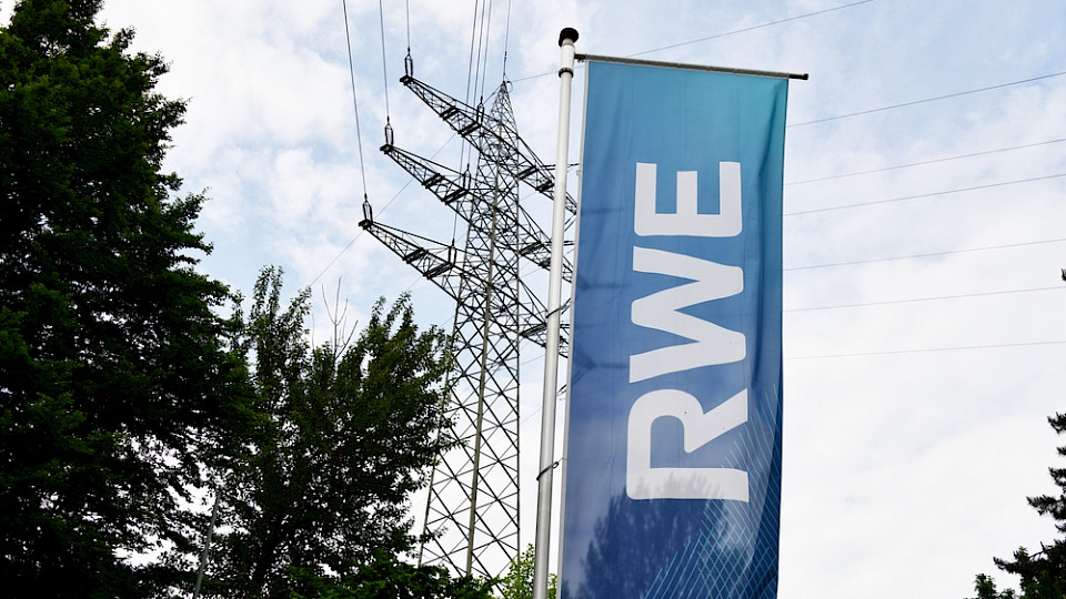 RWE hat nach längerer Suche einen Investor für seine Beteiligung am Übertragungsnetzbetreiber Amprion gefunden. (Bild nitpicker/Shuttterstock)
