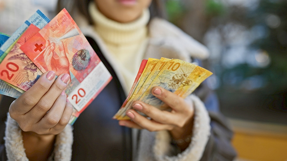 Real dürften die Löhne im Schnitt um etwa 2 Prozent steigen. (Bild Krakenimages.com/Shutterstock)