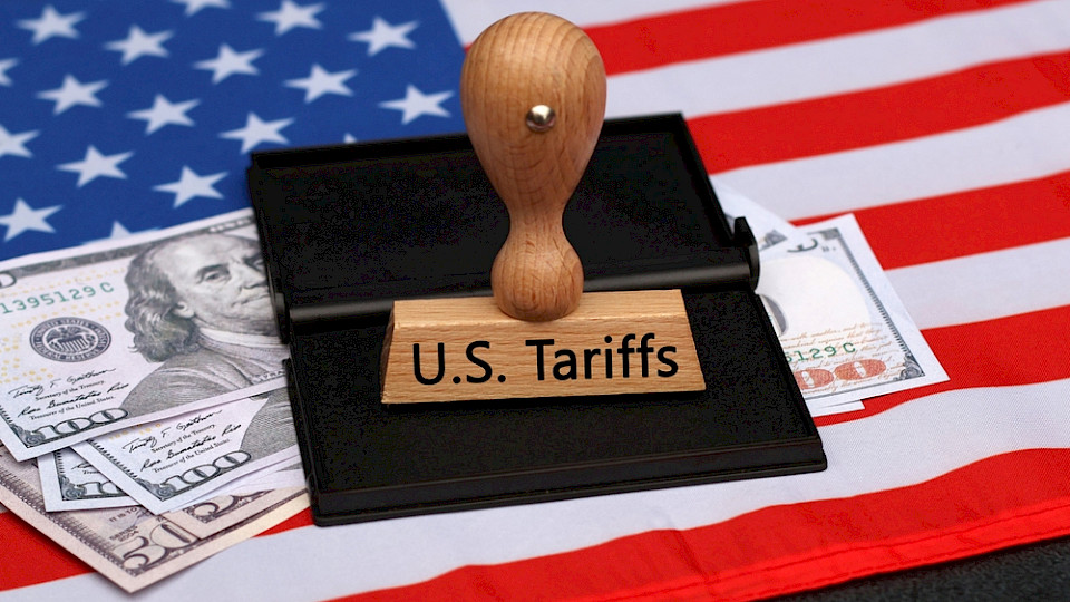 Aktuell sind die Schweizer Exporte in die USA laut UBS um 50 Prozent teurer, weil neben dem Zollaufschlag von 39 Prozent noch die Abwertung des US-Dollars um 10 Prozent dazu kommt. (Bild Racamani/Shutterstock)