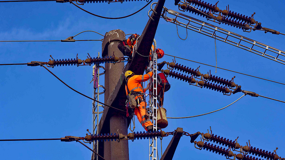 Einzig im Bereich Energie und Versorgung sind die Einstellungsabsichten der Unternehmen gestiegen. (Bild Michael Derrer Fuchs/Shutterstock)