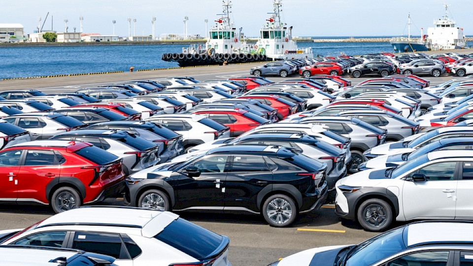 Die Autolieferungen in die USA sind fast 30 Prozent tiefer als vor einem Jahr, trotzdem sinken die Exporte insgesamt weniger als erwartet. (Bild Princess_Anmitsu/Shutterstock)