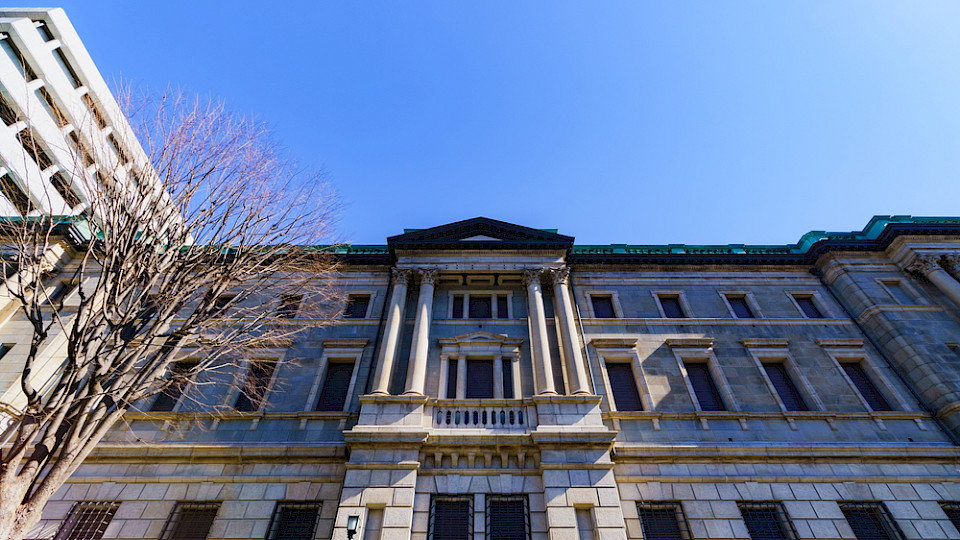 Die Notenbank belässt den Leitzins, startet aber den Verkauf von ETFs. (Bild show999/Shutterstock)