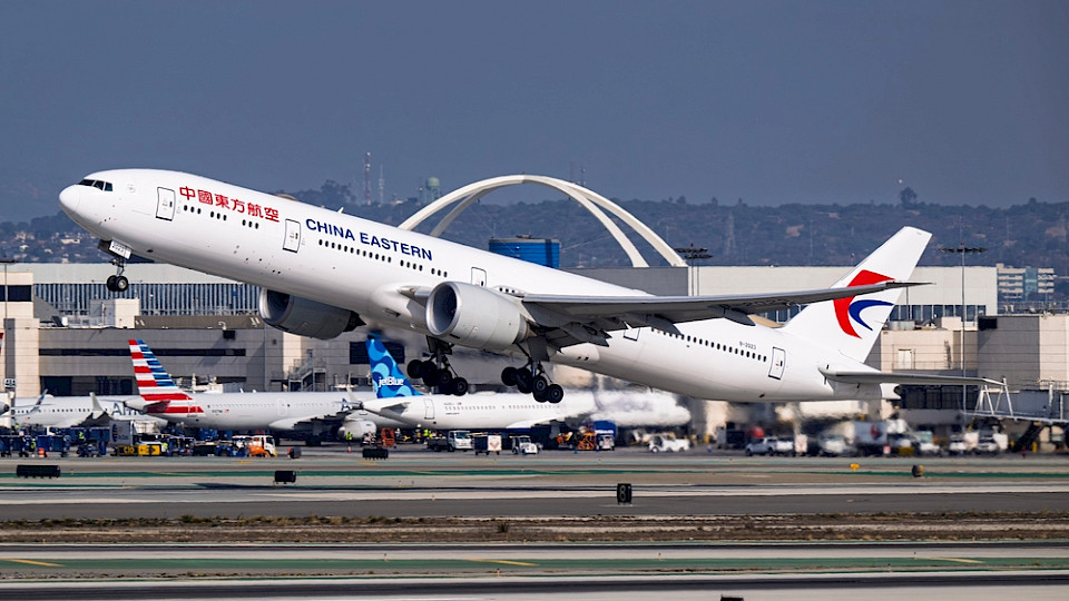 Mit der Boeing 777-300ER sind die Gäste auf dem neuen Flug fast 30 Stunden unterwegs. (Bild Robin Guess/Shutterstock)