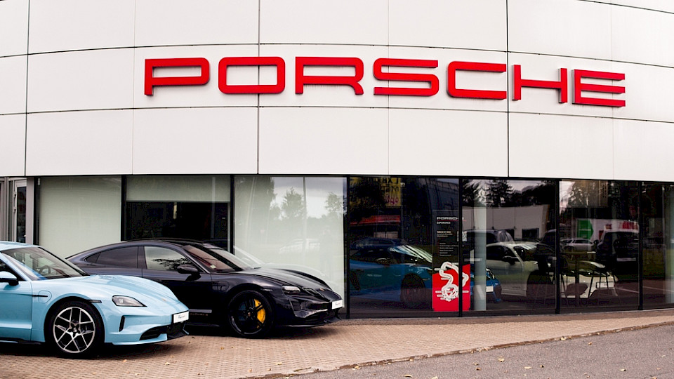 Porsche entschied unter anderem, dass die Verbrenner-Modelle länger im Programm bleiben. (Bild fotokaleinar/Shutterstock)