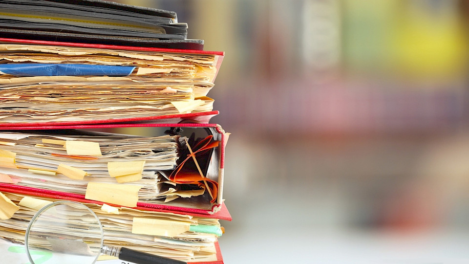 In der Pharmabranche wird laut Studie 20 Prozent der Arbeitszeit für die Erfüllung von Dokumentations- und Berichtspflichten aufgewendet. (Bild Thomas Bethge/Shutterstock)