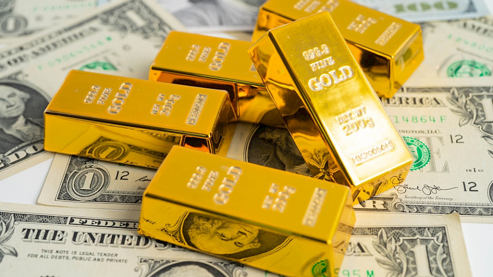 Sinkende Zinsen und der schwache Dollar heben den Goldpreis auf immer neue Höhen. (Bild superbeststock/Shutterstock)