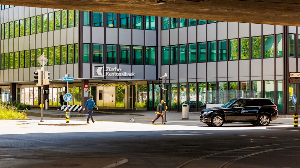 Unter anderem die Zürcher Kantonalbank suchte zuletzt wieder mehr Personal. (Bild ArDanMe/Shutterstock)