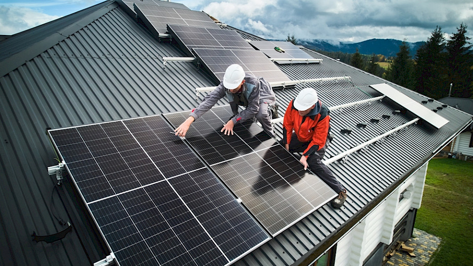 Ab Januar 2026 profitieren Hypothekarschuldnerinnen und -schuldner von einem finanziellen Vorteil, wenn ihre Liegenschaften der Energieeffizienzklasse A bis C entsprechen. (Bild anatoliy_gleb/Shutterstock)