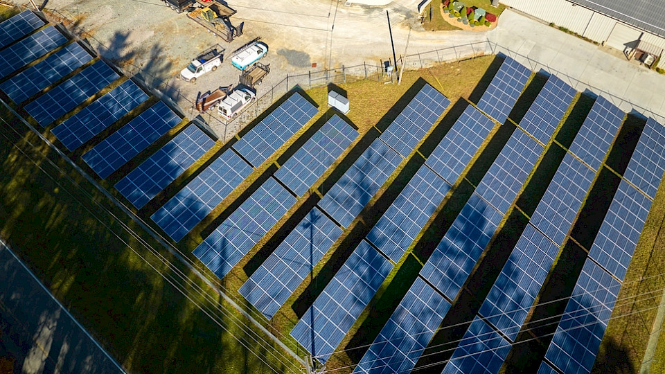 Das französische Unternehmen versuchte seit Monaten, Anteile an US-Anlagen im Bereich der erneuerbaren Energien zu verkaufen. (Bild Bilanol/Shutterstock)