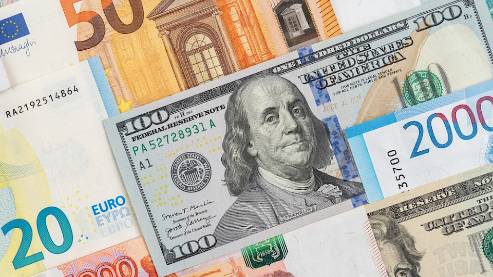 Die SNB kaufte im grossen Stil Dollar, Euro und wohl auch noch andere Währungen. (Bild Thirteen/Shutterstock)