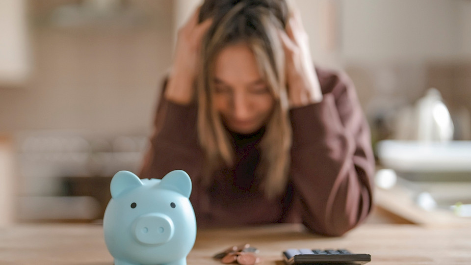 Jede zweite Person kann in der Schweiz nichts auf die hohe Kante legen (Foto Shutterstock/Irene Miller)