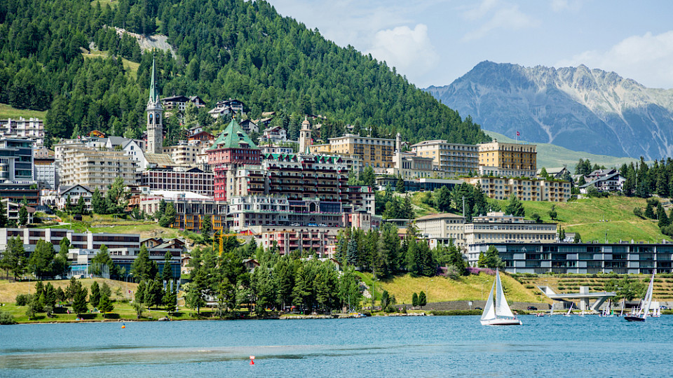 Hauspreise stiegen in touristischen Regionen, hier St. Moritz, am stärksten (Foto Shutterstock/ Paradise at risk)