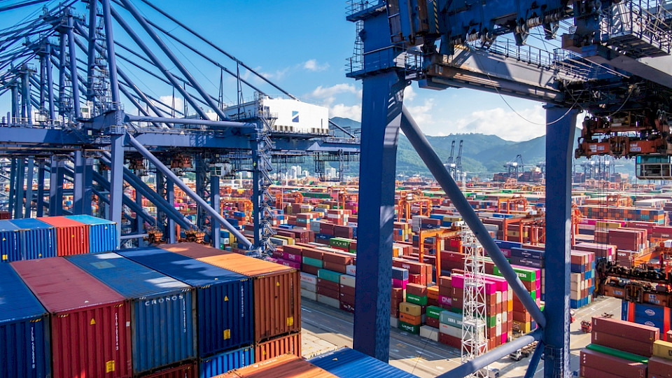 Die Exporte stiegen im September um über 8 Prozent, deutlich mehr als erwartet worden war. (Bild ambient_pix/Shutterstock)