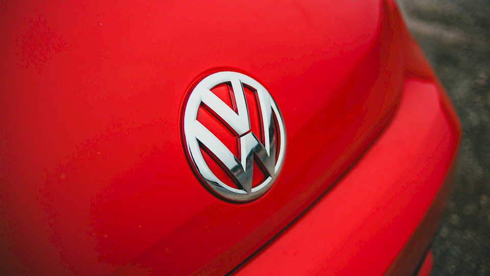 Der Volkswagen-Konzern bleibt klar die Nummer eins in der EU, während die Verkäufe bei Tesla nochmals deutlich sanken. (Bild Unsplash)