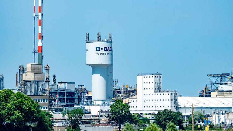Chemiefirmen wie BASF und Co. blicken deutlich pessimistischer in die Zukunft. (Bild Kittyfly/Shutterstock)
