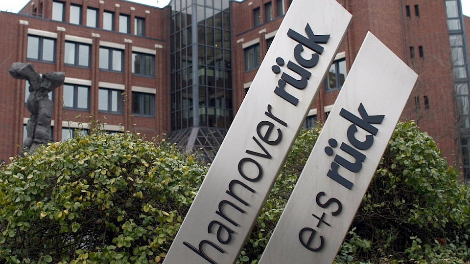 Am Hauptsitz der Hannover Rück freut man sich über höhere Gewinne und bessere Aussichten. (Bild Shutterstock)
