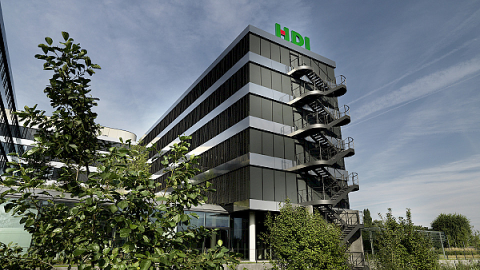 Am Hauptsitz des Versicherungskonzerns erwartet man höhere Gewinne für 2025 und 2026. (Bild pd)