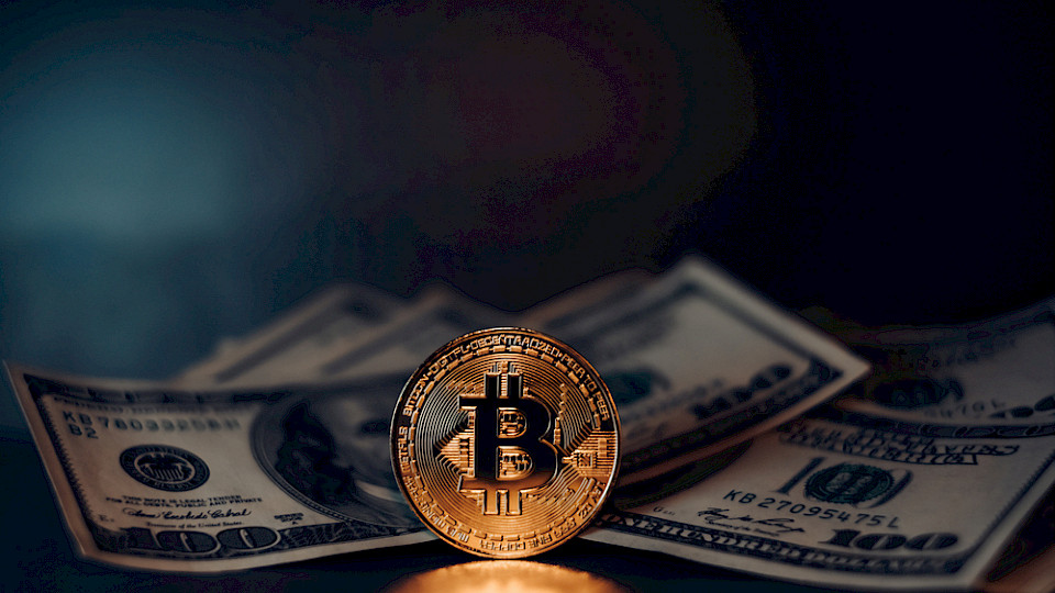 Zuletzt ging es beim Bitcoin-Kurs deutlich nach unten. (Bild Bordovski Yauheni/Shutterstock)