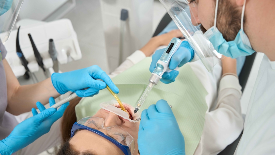 Schmerzhaft für die versicherten Zahnärzte: Ihre Pensionskasse muss wohl etwa 1 Milliarde abschreiben. (Bild Shutterstock)