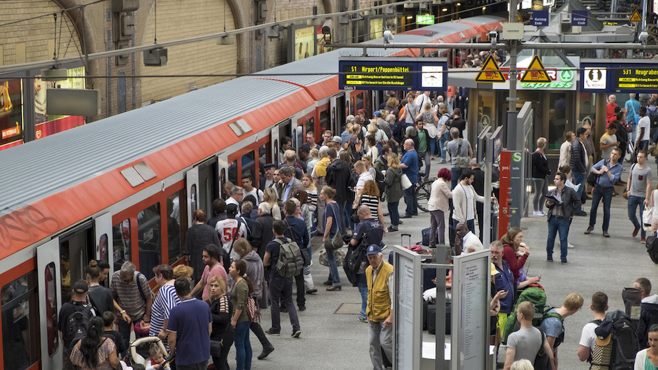 Bahntickets und Pauschalreisen innerhalb von Deutschland verteuerten sich in einem Jahr um 12 Prozent. (Bild Shutterstock)