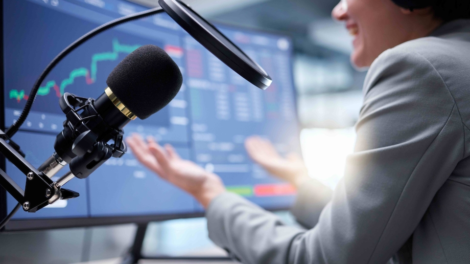 Soziale Medien verändern auch das Anlegerverhalten von professionellen Anlegern (Bild: Shutterstock / PeopleImages)