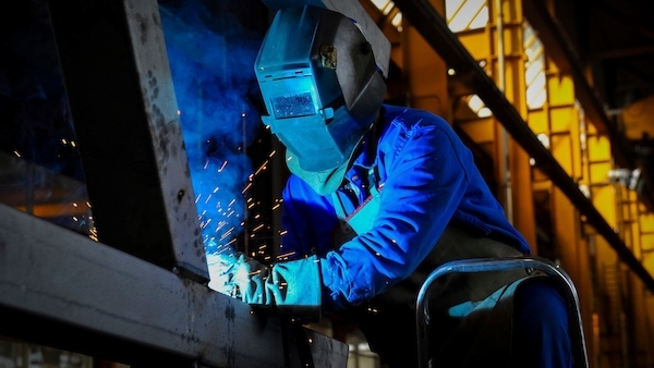 Geteiltes Bild: Industrie schwächelt, Dienstleister im Aufwind