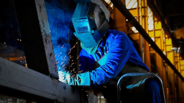 Geteiltes Bild: Industrie schwächelt, Dienstleister im Aufwind