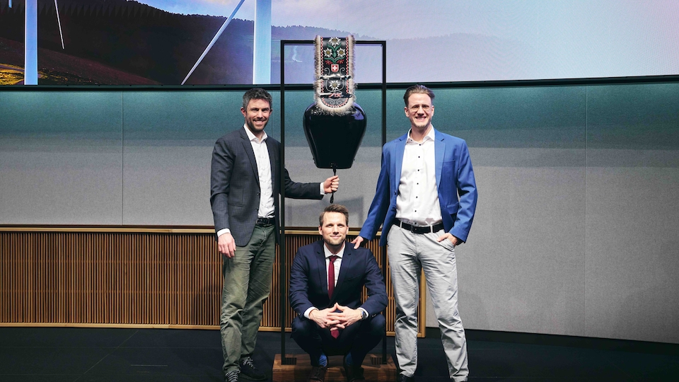 Die Gründer von Inyova läuten die SIX-Glocke: Christoph Birkholz, Tillmann Lang und Erik Goerfeld (Bild: Inyova/SIX)