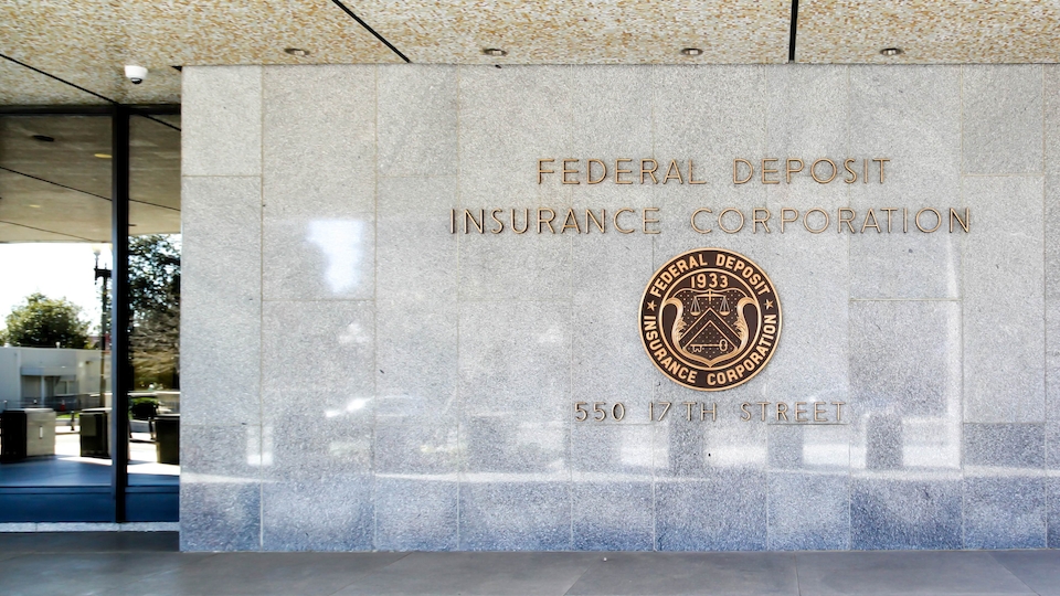 2025 hat das Federal Deposit Insurance Corporation (FDIC) neue Eigenkapitalregeln verabschiedet, welche die Banken entlasten sollen (Bild: Adobe Stocks)