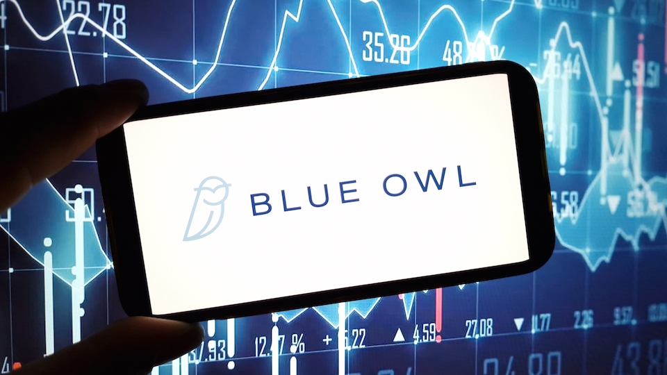 Beispiel für den Vertrauensverlust im Bereich Private Credit: Die Aktien von Blue Owl Capital haben stark nachgegeben (Bild: Shutterstock)