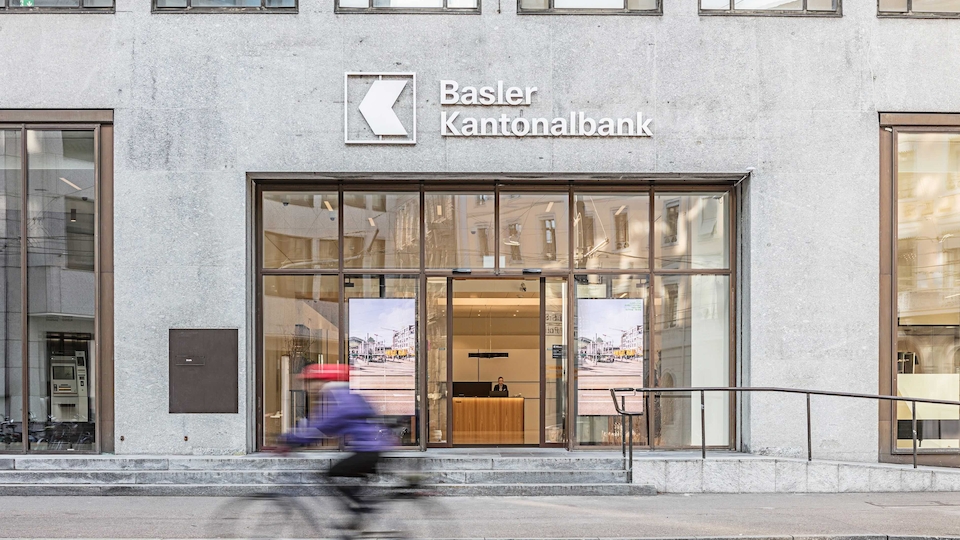 Die Basler Kantonalbank erhöhte 2025 sowohl Ertrag als auch Gewinn markant (Bild: BKB)