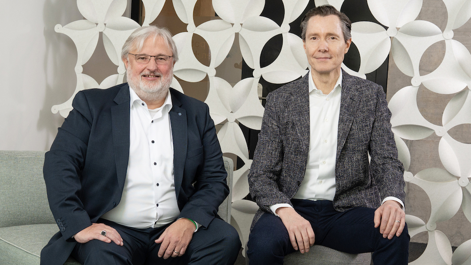 Reto Hunerwadel (links) und Holger Seger wurden für den Frankenobligationenfonds mit dem Lipper Fund Award 2026 ausgezeichnet. (Bild: HBL/David Scheppus)