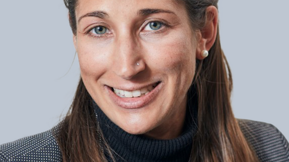 Hoher Kostendruck belastet die Branche. Auf Vivien Jain, die Geschäftsführerin des Verbands Schweizerischer Vermögensverwalter (VSV/ASG), wartet viel politische Überzeugungsarbeit (Bild VSV/ASG)