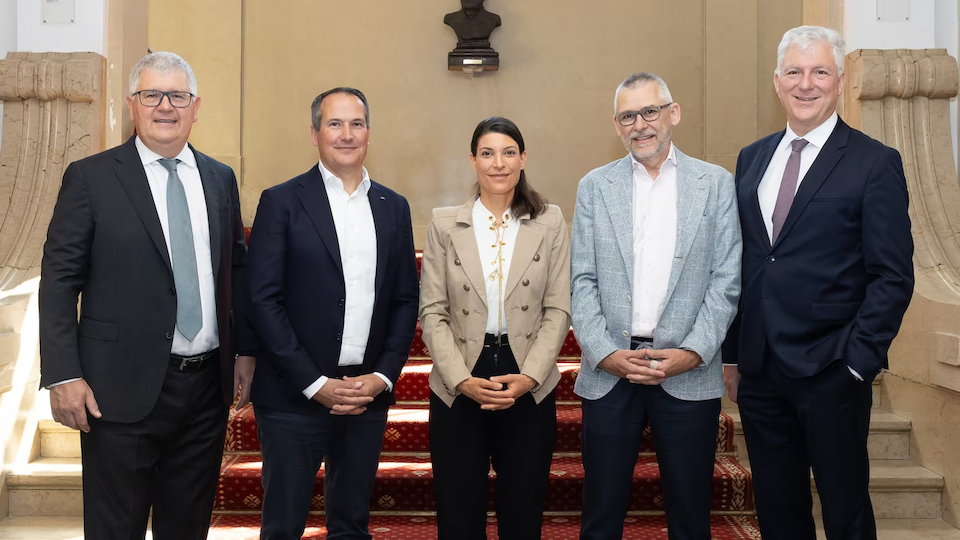 Der neue Verband Stefan Mäder, Präsident SVV, Mirjam Bamberger, CEO CSS, Patric Deflorin, CEO AXA Schweiz, Jean-Daniel Laffely, Generaldirektor Vaudoise, Peter Giger, Group CRO Zurich Insurance, Thomas Boyer, CEO der Groupe Mutuel, Urs Arbter, CEO SVV (Bild: SVV)