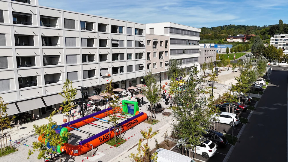 Die Plazza vermietet Wohnliegenschaften, Büro- und Gewerbeflächen sowie Parkplätze, wie hier in Crissier (Bild: Plazza)