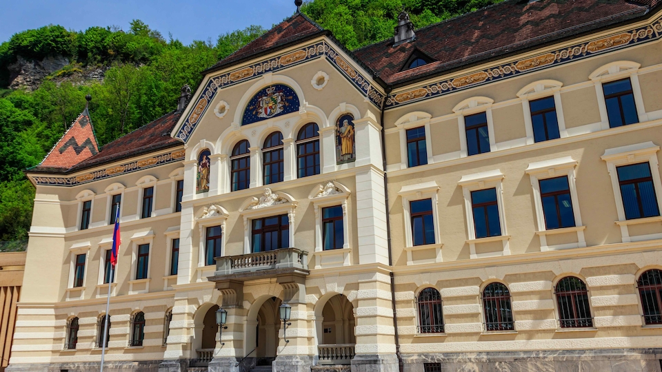 Die Regierung des Fürstentum Liechtensteins informierte über einen Hackerangriff auf sensible Daten (Bild: Adobe Stock)