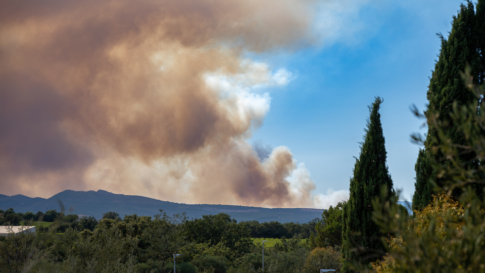Massive Feuer in grossen Teilen Südeuropas – im Bild das Feuer im Französischen Trévillach – heizen die Diskussion um Cat Bonds an (Bild: Adobe Stock)