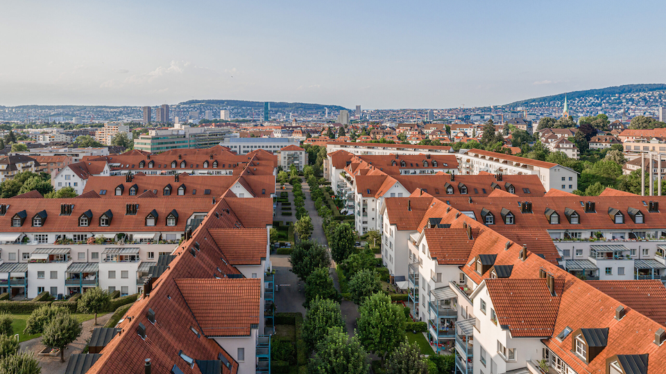 Plazza erzielt im ersten Halbjahr 2026 ein eicht tieferes Betriebsergebnis – unter anderem wegen der Sanierung der Siedlung «Im Tiergarten» (Bild: Plazza)