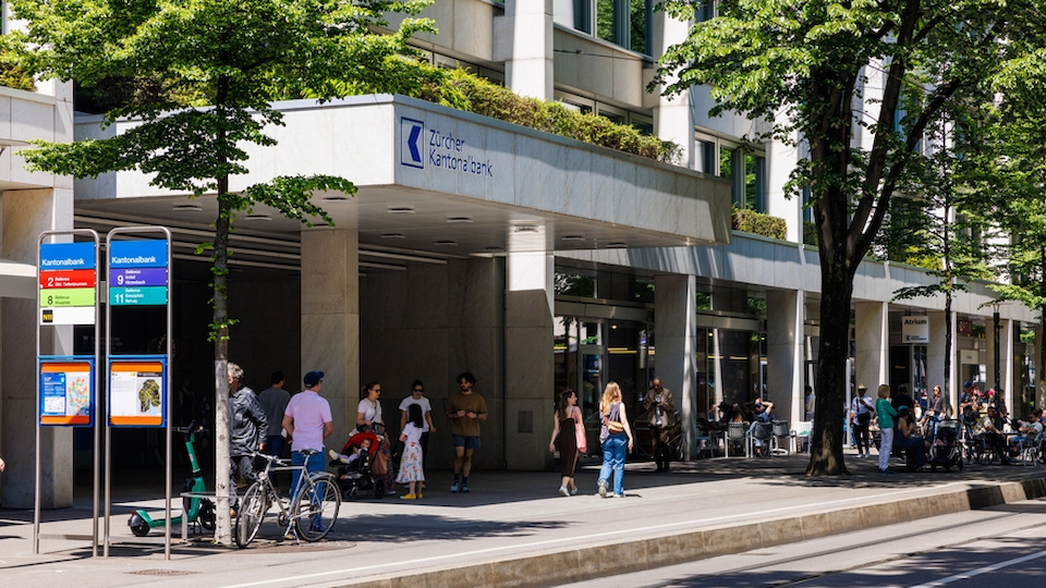 Die ZKB meldet ein gutes erstes Halbjahr 2026. Insbesondere das Hypothekargeschäft trug zum guten Ergebnis bei (Bild: Shutterstock)