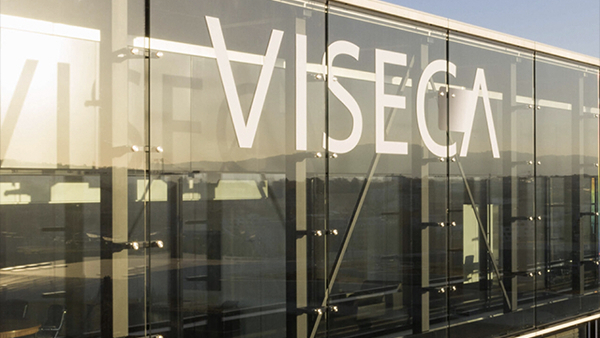 Konkurrenz für Twint: Visa und PayInit AG bringen globale P2P-Zahlungen auf Schweizer Zahlkarten