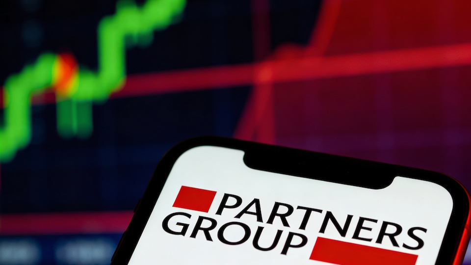 Partners Group meldet fürs erste Halbjahr 2026 leicht tiefere Zahlen und kündigt einen Wechsel an der Spitze an (Bild/Montage: IT)